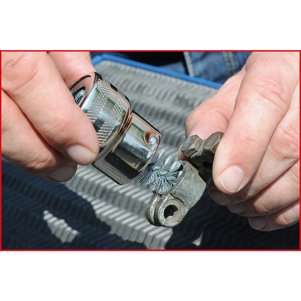 Graue Kamera-Umrisszeichnung auf weißem Hintergrund.